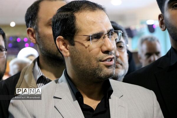 بازدید سرپرست وزارت آموزش و پرورش از غرفه مدرسه‌ای به وسعت ایران