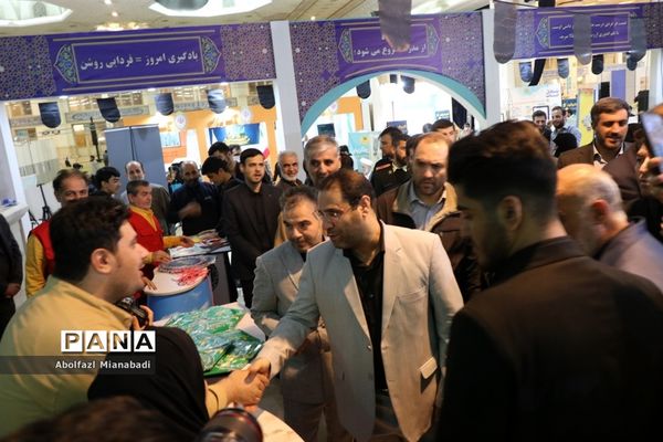 بازدید سرپرست وزارت آموزش و پرورش از غرفه مدرسه‌ای به وسعت ایران