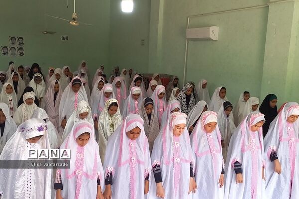 اقامه نماز جماعت دانش‌آموزان دختر دبستانی در مدارس ناحیه 3 شیراز