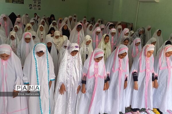 اقامه نماز جماعت دانش‌آموزان دختر دبستانی در مدارس ناحیه 3 شیراز