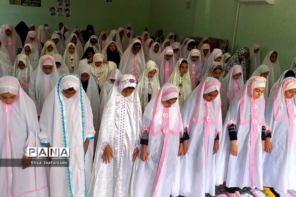 اقامه نماز جماعت دانش‌آموزان دختر دبستانی در مدارس ناحیه 3 شیراز