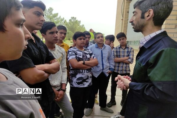 بازدید دانش‌آموزان دبیرستان شهید باقری از هنرستان شهید مدرس، کاشمر
