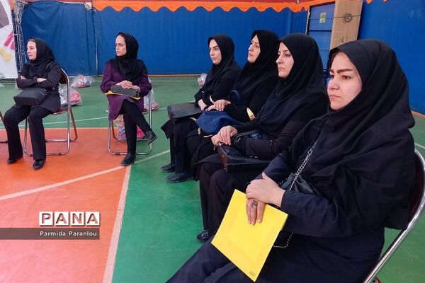 توزیع تجهیزات ورزشی و بهداشتی در مدارس بهارستان‌دو