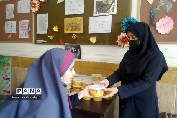 پخش غذای نذری در ماه مبارک رمضان در مدارس رودهن