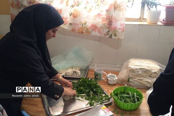 پخش غذای نذری در ماه مبارک رمضان در مدارس رودهن
