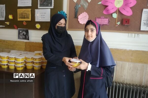 پخش غذای نذری در ماه مبارک رمضان در مدارس رودهن