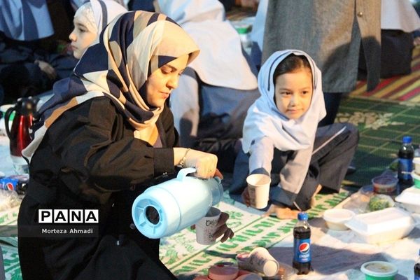 سفره افطاری شب‌قدر در دبستان ام البنین(س) یک ری