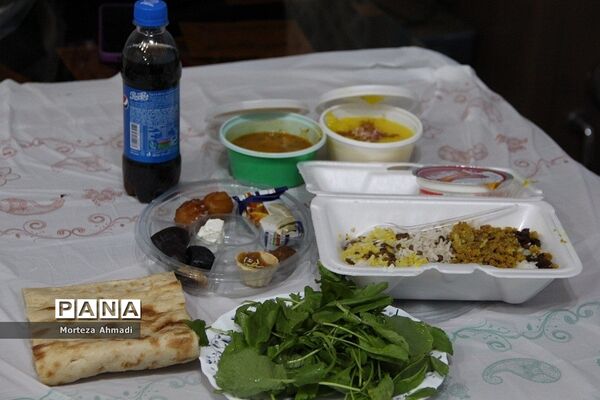 سفره افطاری شب‌قدر در دبستان ام البنین(س) یک ری