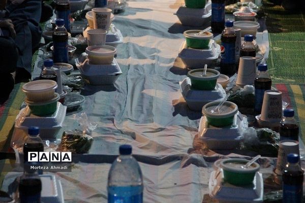 سفره افطاری شب‌قدر در دبستان ام البنین(س) یک ری