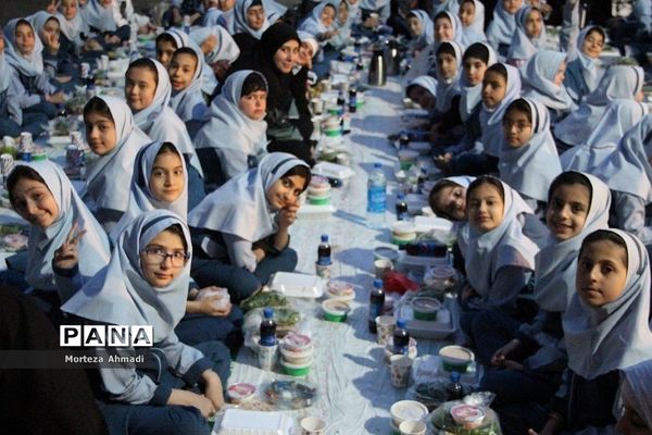 سفره افطاری شب‌قدر در دبستان ام البنین(س) یک ری