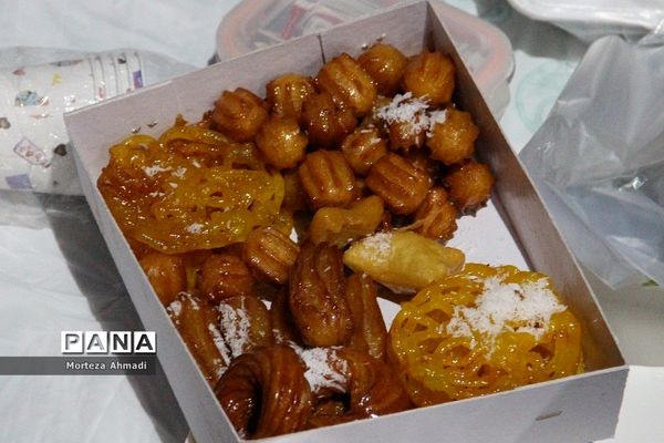 سفره افطاری شب‌قدر در دبستان ام البنین(س) یک ری