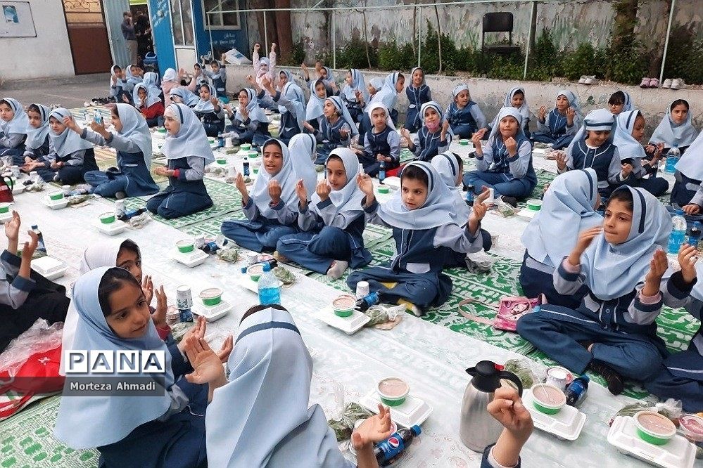 سفره افطاری شب‌قدر در دبستان ام البنین(س) یک ری