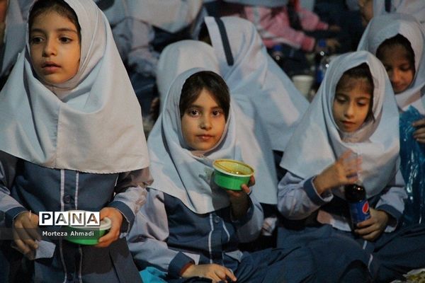 سفره افطاری شب‌قدر در دبستان ام البنین(س) یک ری