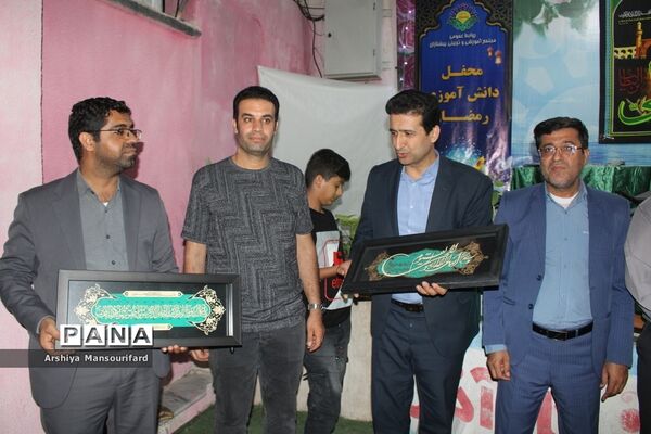 مراسم انس با قرآن  مدرسه پیشتازان بوشهر در شب بیست و یکم ماه رمضان
