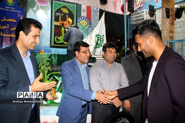مراسم انس با قرآن  مدرسه پیشتازان بوشهر در شب بیست و یکم ماه رمضان