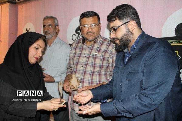 مراسم انس با قرآن  مدرسه پیشتازان بوشهر در شب بیست و یکم ماه رمضان