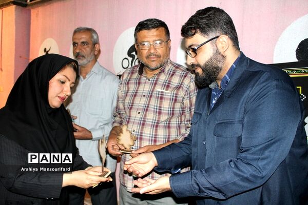 مراسم انس با قرآن  مدرسه پیشتازان بوشهر در شب بیست و یکم ماه رمضان
