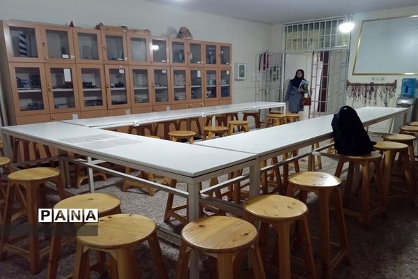 بازدید دانش‌آموزان دبیرستان باهنر ناحیه دو کرج از مجهزترین آزمایشگاه این منطقه
