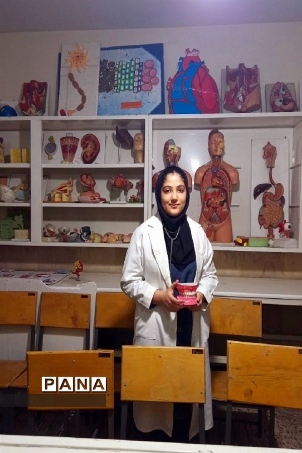 بازدید دانش‌آموزان دبیرستان باهنر ناحیه دو کرج از مجهزترین آزمایشگاه این منطقه