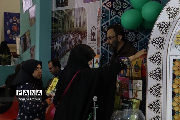 حضور پر شور مردم در شب ۲۳ ماهِ رمضان در نمایشگاه قرآن کریم