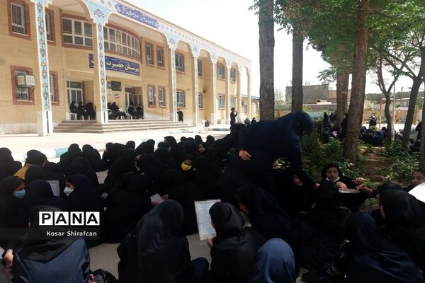 گرامیداشت لیالی قدر در دبیرستان حضرت زینب کاشمر