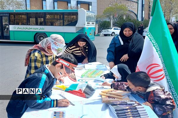 استقبال دانش‌آموزان از غرفه سازمان دانش‌آموزی استان زنجان