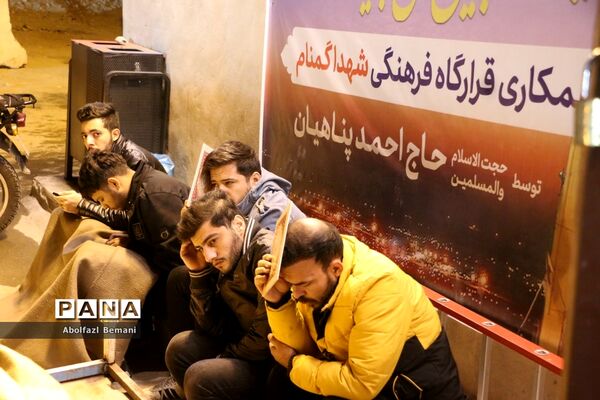 نیایش عاشقانه زائران شهدای گمنام در سومین شب قدر