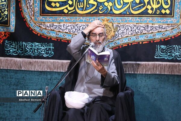 نیایش عاشقانه زائران شهدای گمنام در سومین شب قدر
