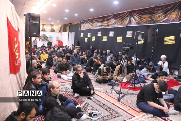 نیایش عاشقانه زائران شهدای گمنام در سومین شب قدر