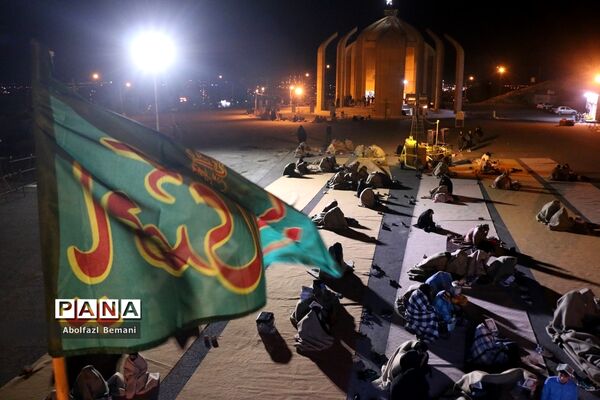 نیایش عاشقانه زائران شهدای گمنام در سومین شب قدر