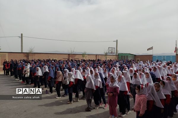 اجرای هماهنگ سرود روزه‌اولی‌ها در میان دانش‌آموزان نومکلف رودهن