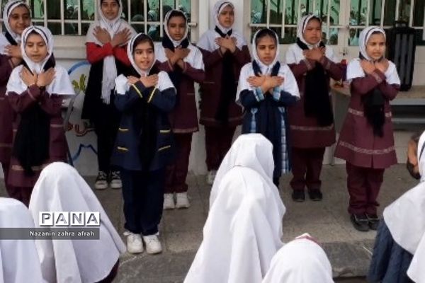 اجرای هماهنگ سرود روزه‌اولی‌ها در میان دانش‌آموزان نومکلف رودهن