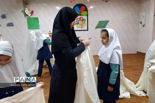 اجرای هماهنگ سرود روزه‌اولی‌ها در میان دانش‌آموزان نومکلف رودهن