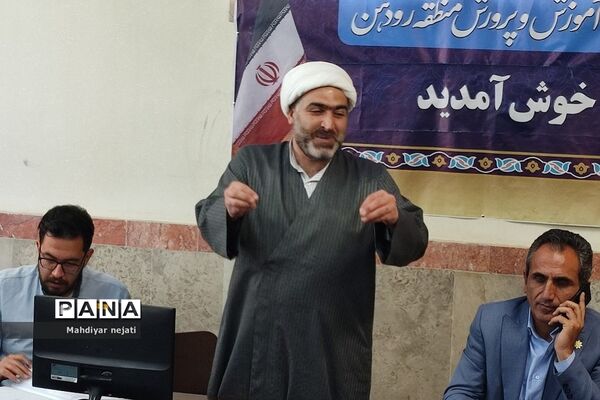 برگزاری جلسه  هیات اندیشه‌ورز بسیج فرهنگیان در مدرسه شهید بهشتی رودهن
