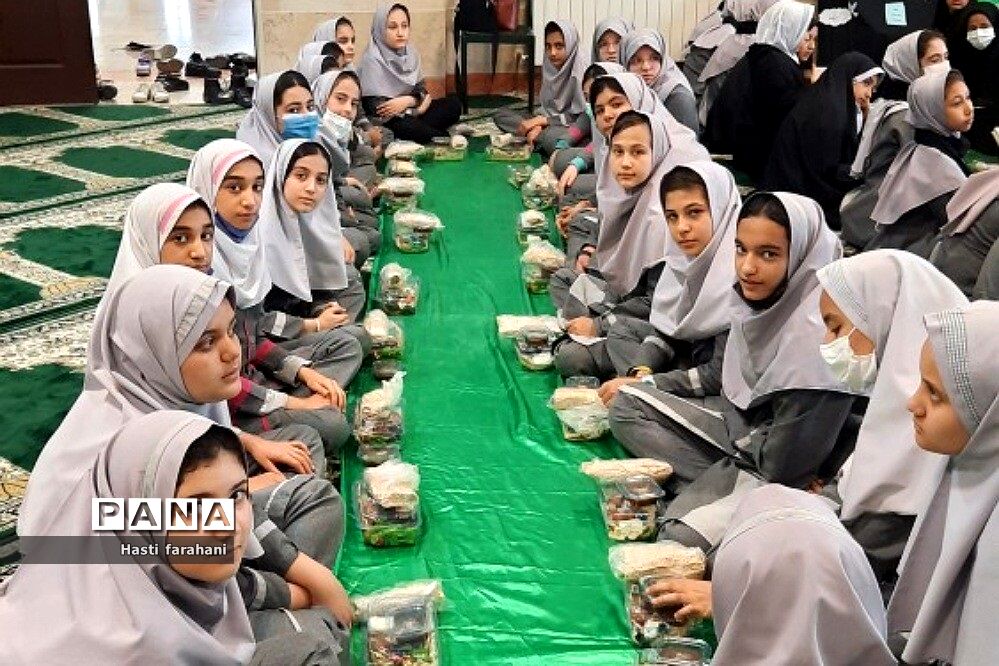 محفل انس با قرآن ویژه روزه اولی‌ها در مدرسه آیت‌الله خامنه‌ای قرچک
