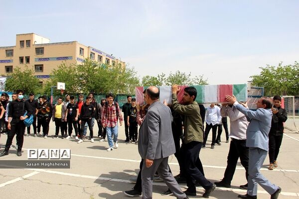 تجدید بیعت دانش‌آموزان شهرستان اسلامشهر با آرمان‌های شهدای هشت سال دفاع مقدس