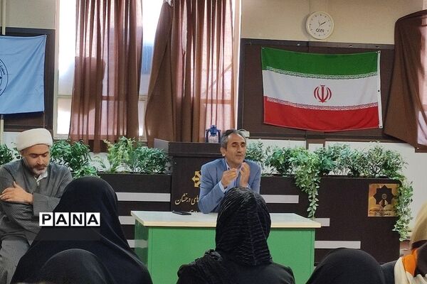سمینار هدایت تحصیلی دانش‌آموزان پایه نهم مدرسه شهید بهشتی رودهن با اولیا