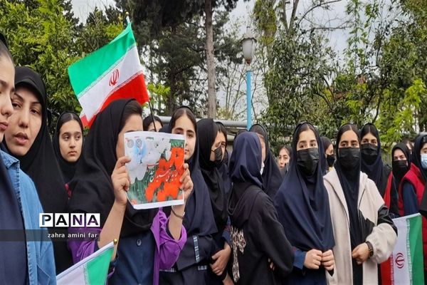 تشییع پیکر شهدا توسط دانش‌آموزان شهرستان نور