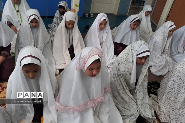 برگزاری آخرین نماز جماعت دبستان حضرت زهرا ۲ رودهن در ماه مبارک رمضان