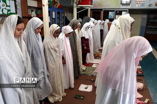 برگزاری آخرین نماز جماعت دبستان حضرت زهرا ۲ رودهن در ماه مبارک رمضان