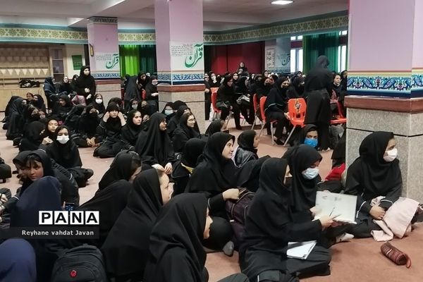 مراسم افطاری در دبیرستان شاهد طیبه شهریار