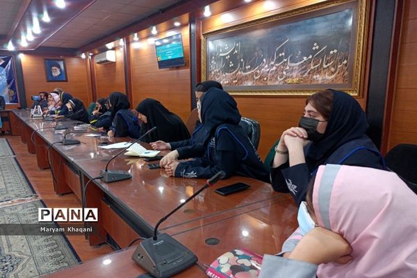 نشست تجربه نگاری دانش‌آموز خبرنگاران پانا استان فارس با حضور رؤسای سازمان‌های دانش‌آموزی قم و خراسان رضوی
