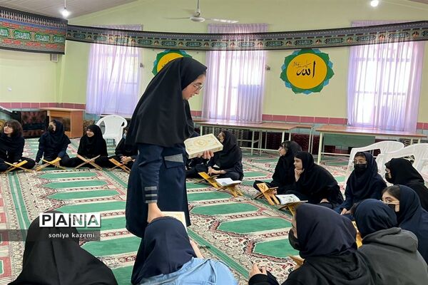 محفل انس با قرآن در دبیرستان نور ساری