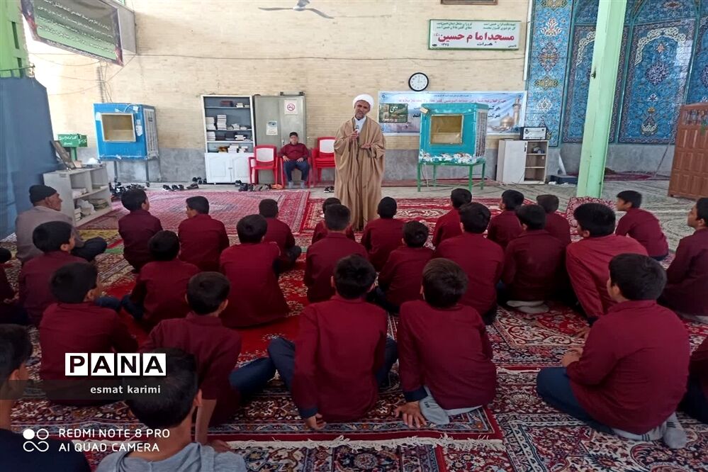 شرکت دانش‌آموزان مدرسه جیحون خاتم در نماز جماعت مسجد مجاور مدرسه