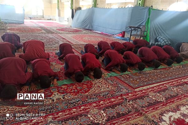 شرکت دانش‌آموزان مدرسه جیحون خاتم در نماز جماعت مسجد مجاور مدرسه
