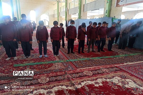 شرکت دانش‌آموزان مدرسه جیحون خاتم در نماز جماعت مسجد مجاور مدرسه