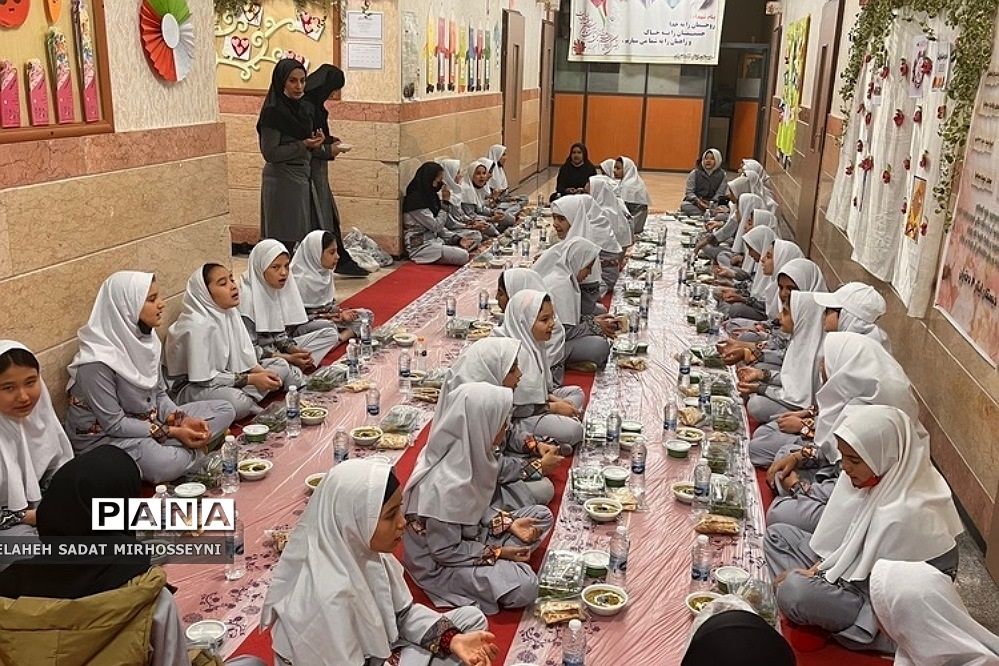 برگزاری مراسم افطاری دانش‌آموزی در دبستان دخترانه ایثار۳  فشافویه