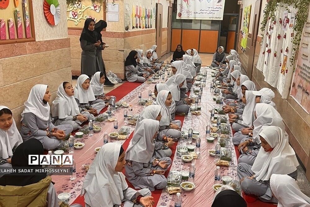 برگزاری مراسم افطاری دانش‌آموزی در دبستان دخترانه ایثار۳  فشافویه