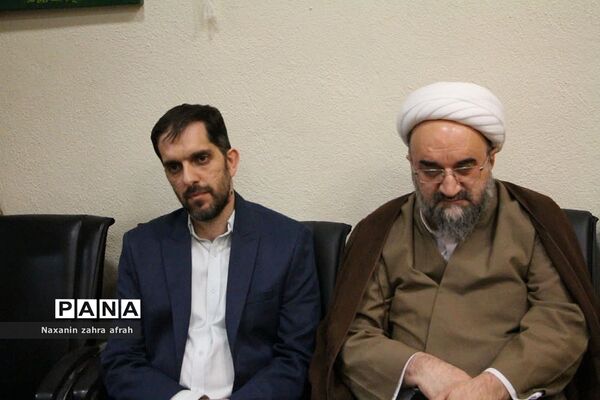 نشست صمیمی مسئولان شهرستان دماوند با فعالان فرهنگی رودهن در ماه مبارک رمضان