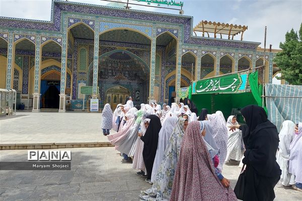 مراسم وداع با ماه رمضان دانش‌آموزان یزدی در امامزاده سید جعفر(ع)